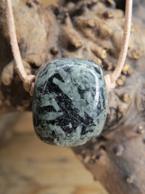 Doleryt ofitowy – amulet na rzemieniu