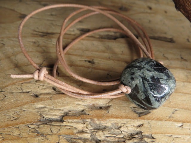 Doleryt ofitowy – amulet na rzemieniu