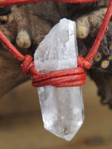 kryształ górski na rzemieniu - amulet ochrona i energia