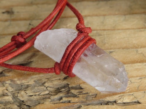 kryształ górski na rzemieniu - amulet ochrona i energia