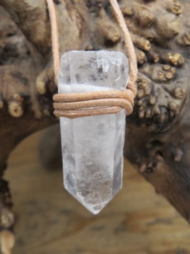 kryształ górski na rzemieniu - amulet ochrona i energia