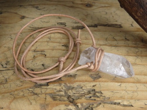 kryształ górski na rzemieniu - amulet ochrona i energia