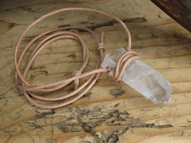 kryształ górski na rzemieniu - amulet ochrona i energia