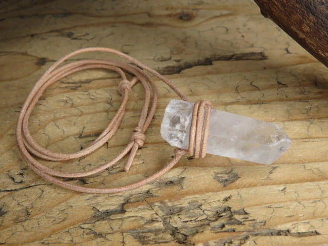 kryształ górski na rzemieniu - amulet ochrona i energia