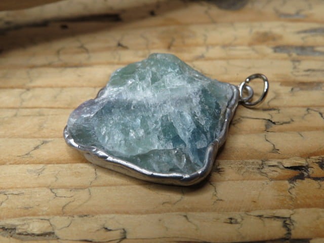 fluoryt zielony - wisior