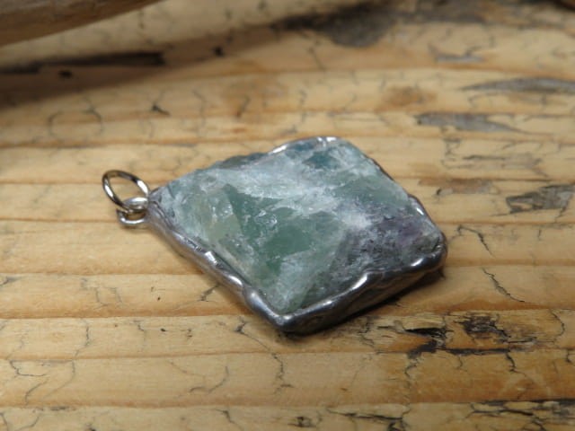 fluoryt zielony - wisior