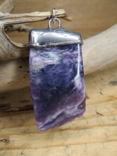 Duży wisior z naturalnego czaroitu o pięknej barwie.