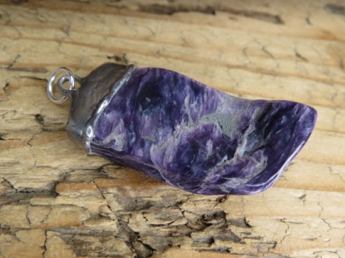 Duży wisior z naturalnego czaroitu o pięknej barwie.