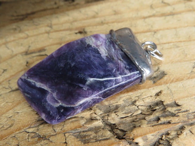 Duży wisior z naturalnego czaroitu o pięknej barwie.