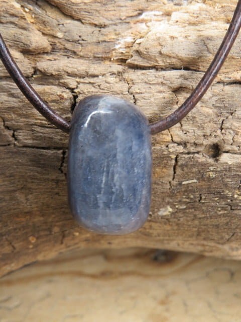 szafir - korund na rzemieniu - naszyjnik