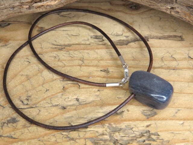 szafir - korund na rzemieniu - naszyjnik