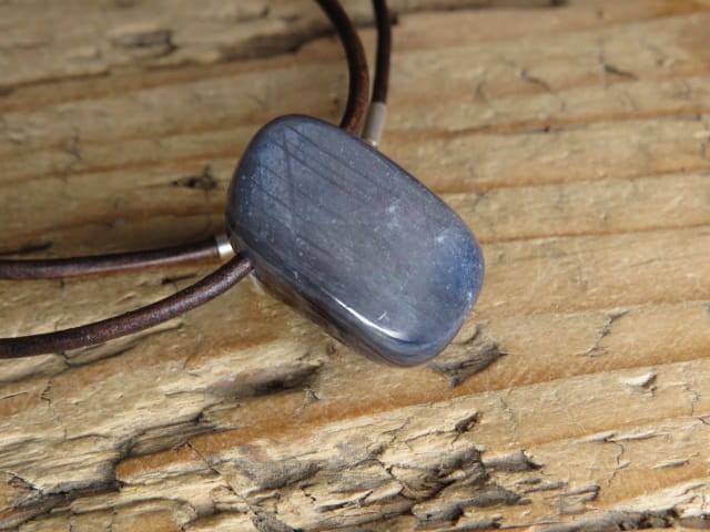 szafir - korund na rzemieniu - naszyjnik