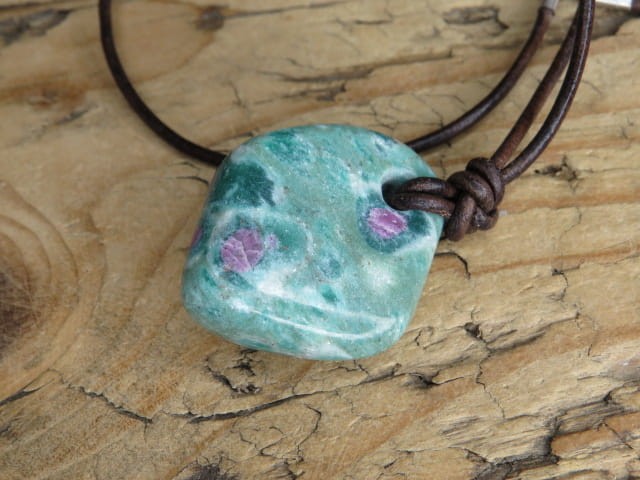 rubiny w fuchsycie - naszyjnik na rzemieniu