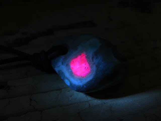 rubiny w fuchsycie - naszyjnik na rzemieniu