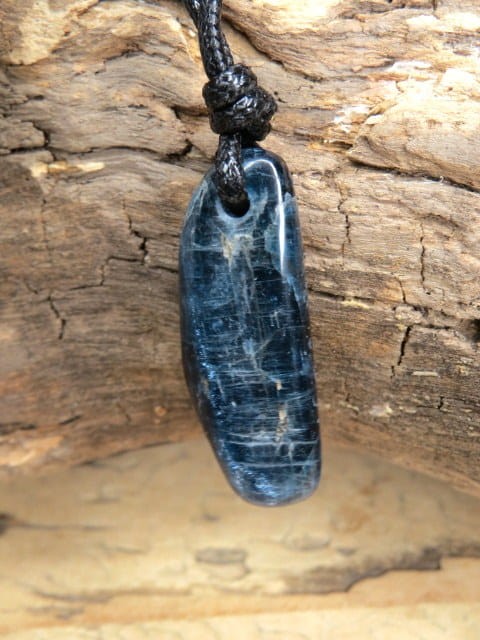 dysten - cjanit - amulet ochronny naszyjnik - rozwój duchowy