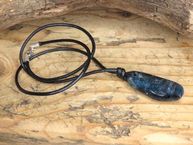 dysten - cjanit - amulet ochronny naszyjnik - rozwój duchowy