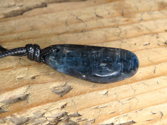 dysten - cjanit - amulet ochronny naszyjnik - rozwój duchowy