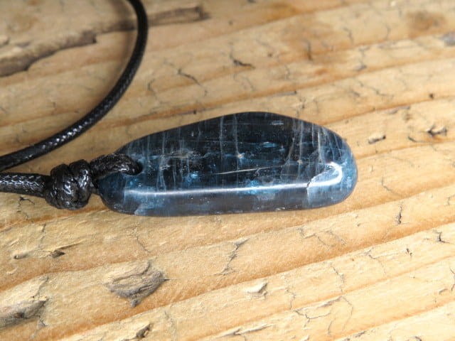 dysten - cjanit - amulet ochronny naszyjnik - rozwój duchowy