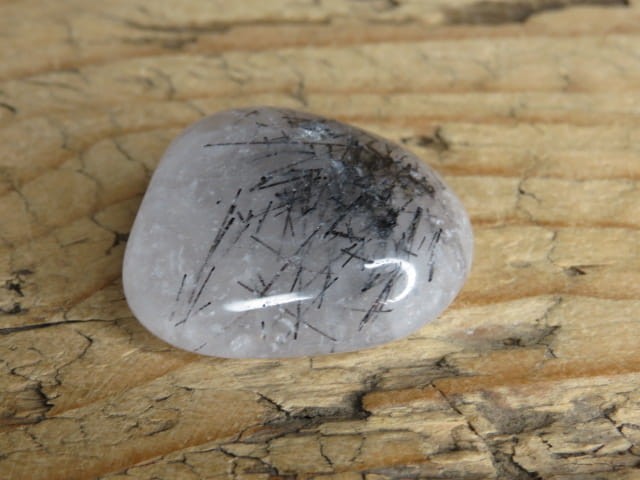 kwarc z turmalinem - kwarc turmalinowy