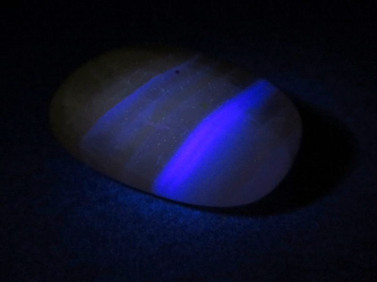 fluoryt żółty Chiny - fluorescencja UV