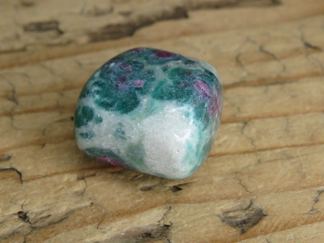 Okaz fuchsytu z rubinami - kamień wypolerowany, luminescencja UV