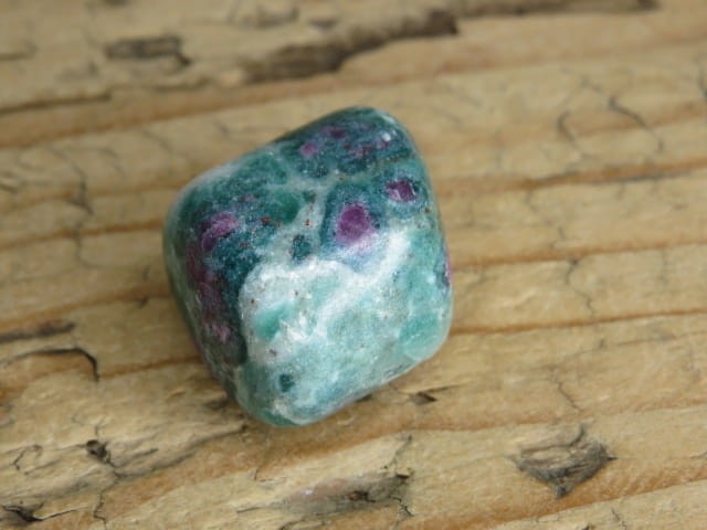 Okaz fuchsytu z rubinami - kamień wypolerowany, luminescencja UV