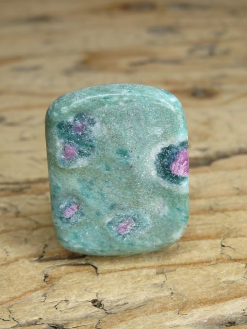 Okaz fuchsytu z rubinami - kamień wypolerowany, luminescencja UV