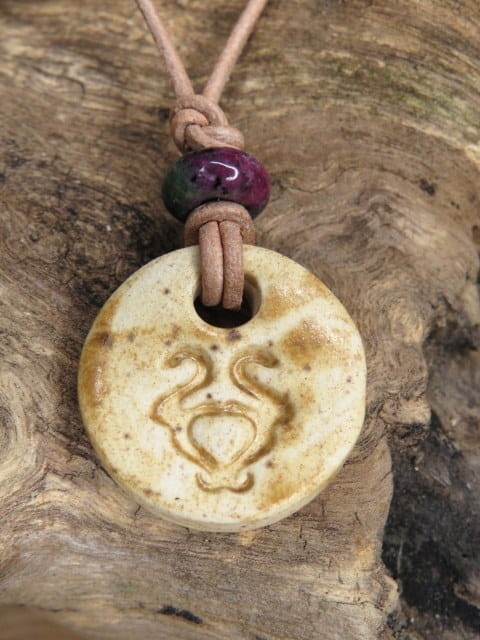 Byk - znak zodiaku wisiorek ceramiczny z zoisytem z rubinem