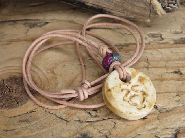 Byk - znak zodiaku wisiorek ceramiczny z zoisytem z rubinem