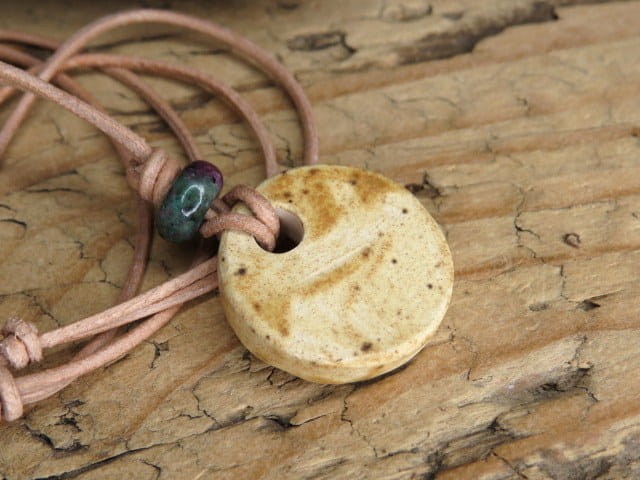 Byk - znak zodiaku wisiorek ceramiczny z zoisytem z rubinem