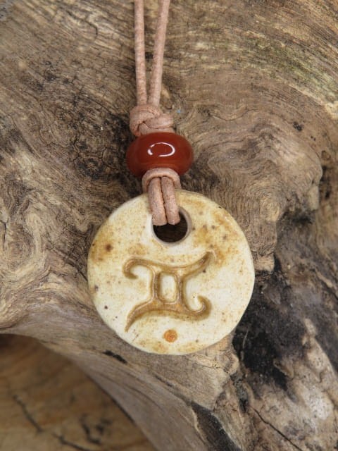 Bliźnięta - znak zodiaku wisiorek ceramiczny z karneolem
