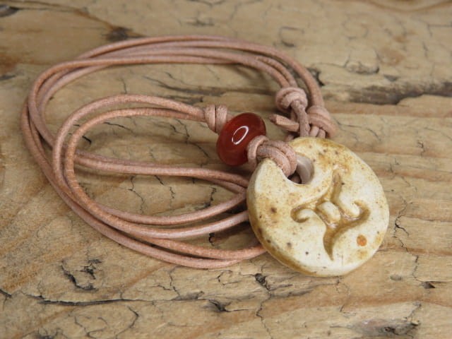 Bliźnięta - znak zodiaku wisiorek ceramiczny z karneolem