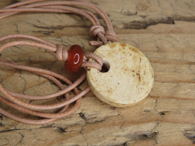 Bliźnięta - znak zodiaku wisiorek ceramiczny z karneolem