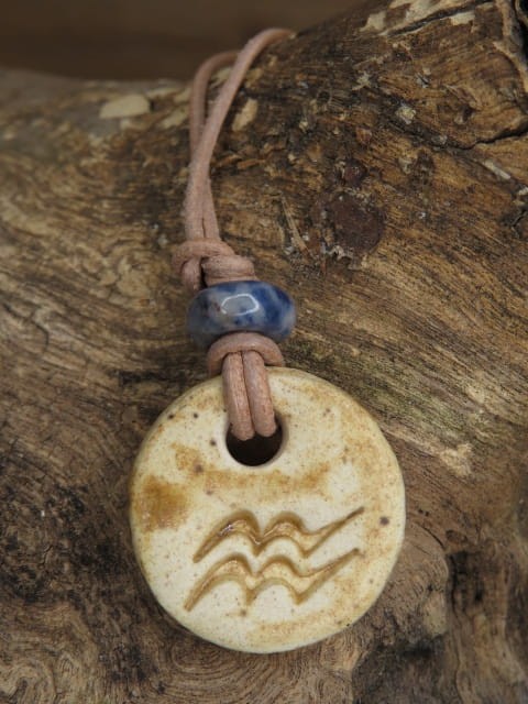 Wodnik - znak zodiaku wisiorek ceramiczny z sodalitem