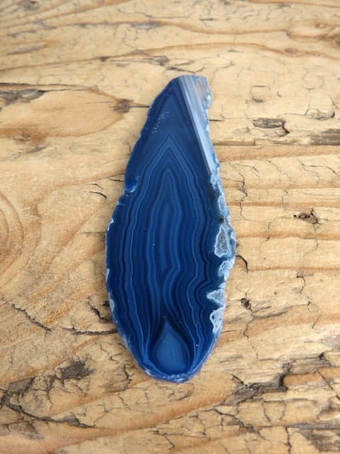 Dwustronnie polerowany plastr agatu. Kamień barwiony na kolor niebieski.