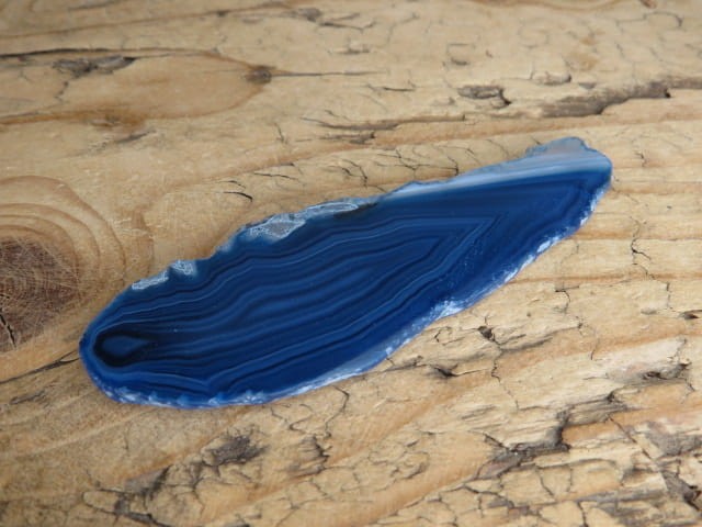 Dwustronnie polerowany plastr agatu. Kamień barwiony na kolor niebieski.