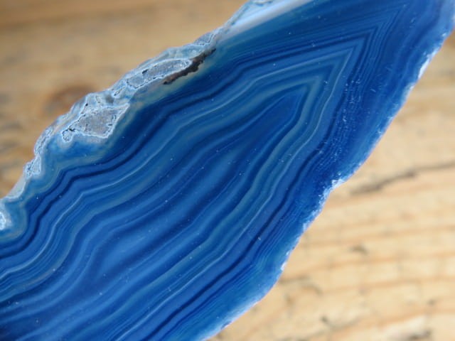 Dwustronnie polerowany plastr agatu. Kamień barwiony na kolor niebieski.