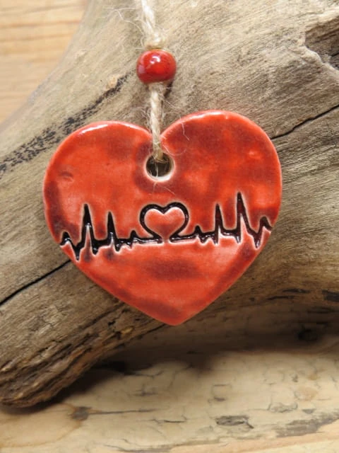 Ceramiczne serce – linia bicia serca - ręcznie robiona zawieszka