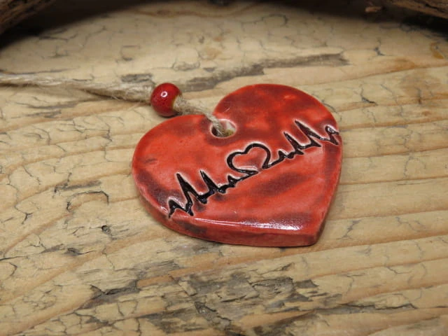 Ceramiczne serce – linia bicia serca - ręcznie robiona zawieszka