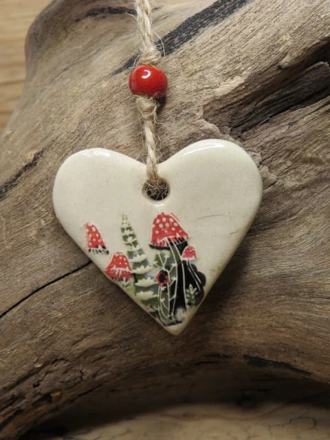 Ceramiczne serce z muchomorkami – magiczna zawieszka