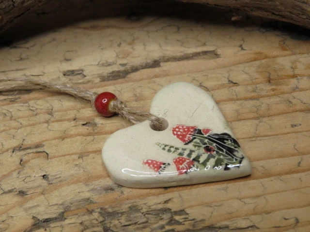 Ceramiczne serce z muchomorkami – magiczna zawieszka