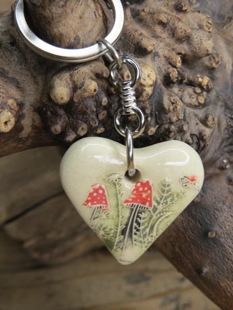 Breloczek ceramiczny – serduszko w muchomorki | Leśna magia