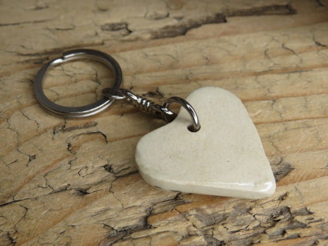 Breloczek ceramiczny – serduszko w muchomorki | Leśna magia