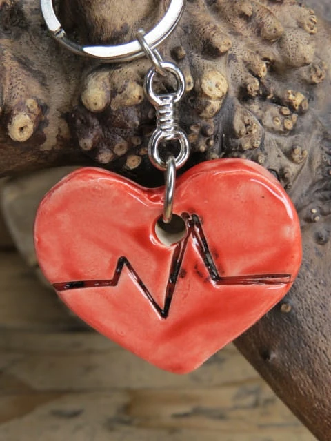 Ceramiczny breloczek – czerwone serce z linią życia