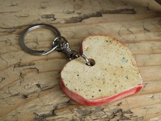 Ceramiczny breloczek – czerwone serce z linią życia