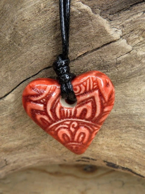 Ceramiczny wisior – czerwone serce z ornamentem