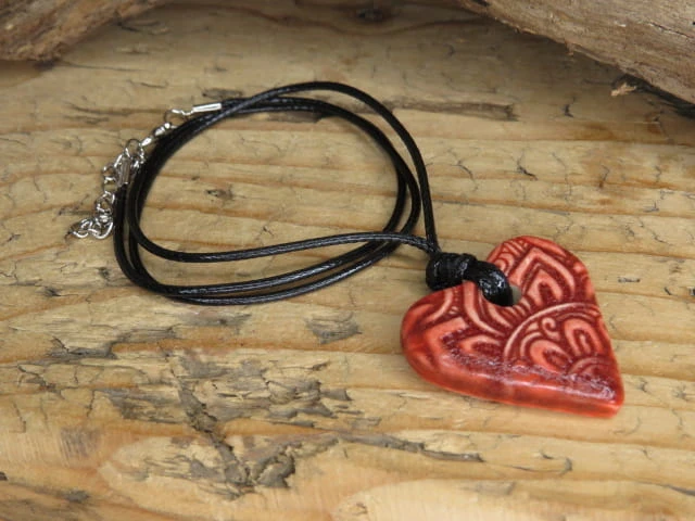 Ceramiczny wisior – czerwone serce z ornamentem