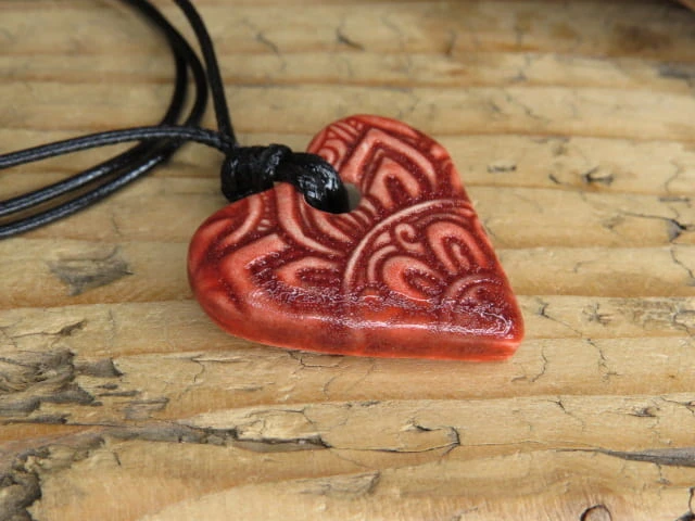 Ceramiczny wisior – czerwone serce z ornamentem