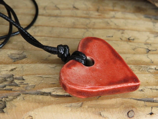 Ceramiczny wisior – czerwone serce z ornamentem