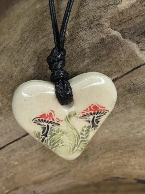 Ceramiczny wisior z muchomorkami – leśny talizman